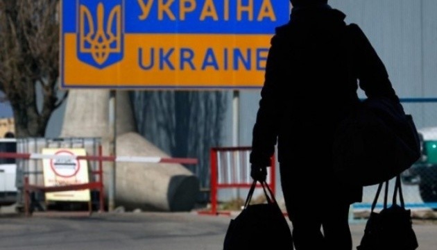 Влада назвала умови, за якої випустить українців закордон на заробітки