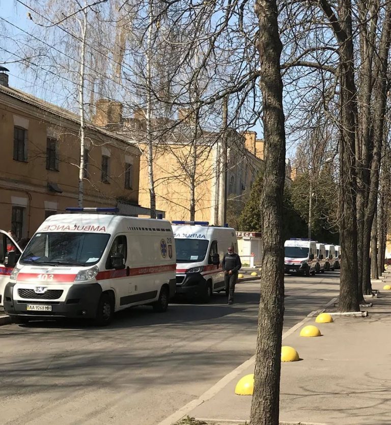 У госпіталь Києва 18 “швидких” доставили поранених воїнів з Донбасу: волонтер звернулася за допомогою