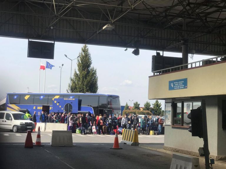 “Пакують у автобуси, беруть по 50 злотих, поліція ігнорує”: українець розповів про “пекло” на кордоні з Польщею