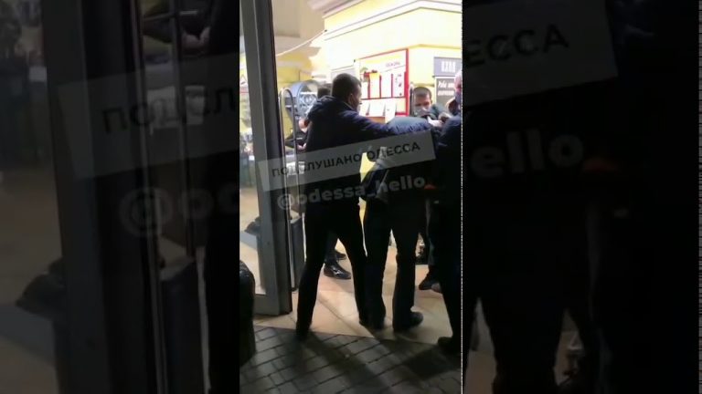 Головою товкли об підлогу, бо не така маска: охоронці супермаркету жорстоко побили українця (відео 18+)