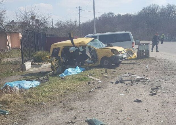 “Їхали у лікарню”: У моторошній аварії на Львівщині загинула ціла родина. Від авто залишилась купа металобрухту
