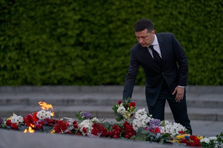 “Ніколи не забудемо!” Зеленський прибув на Закарпаття та вшанував пам’ять героїв Другої світової: фото