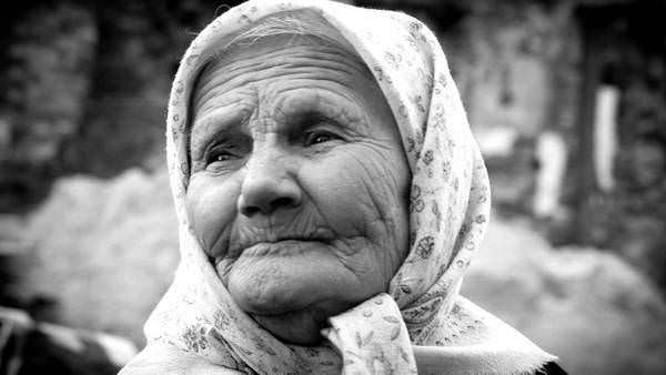 “Забороняють говорити, принижують”: в одному із міст України бабуся розплакалась, бо почула українську мову