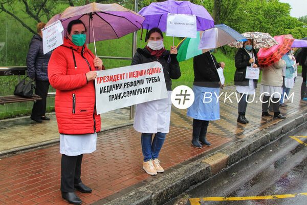 У Києві медики психлікарні вийшли на мітинг під дощем: чого вимагали