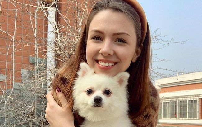 Українка разом зі своїм псом повернулась з Китаю додому