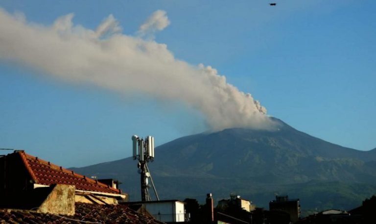 Попіл піднявся на 4,5 км: в Італії прокинувся вулкан Етна