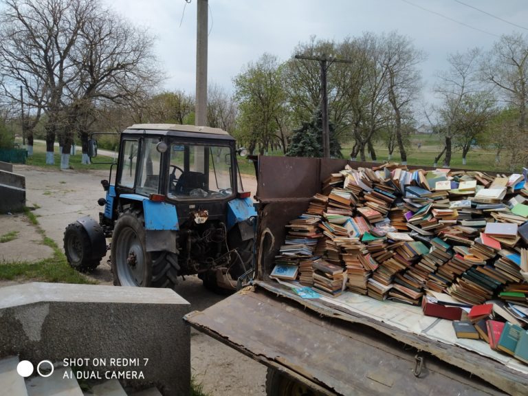 Під Одесою з села тракторами вивезли всі книги: українці обурені. Фото