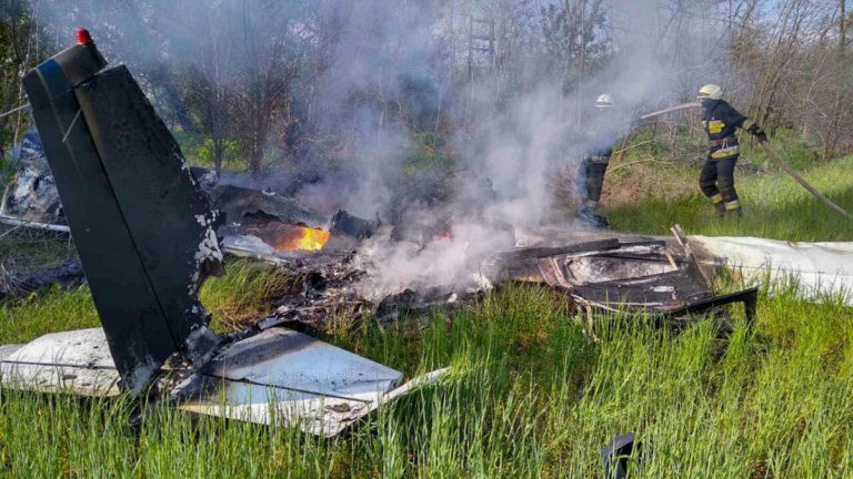 Тіла порозкидало, почалася пожежа: в Україні впав літак, всі загинули (фото)