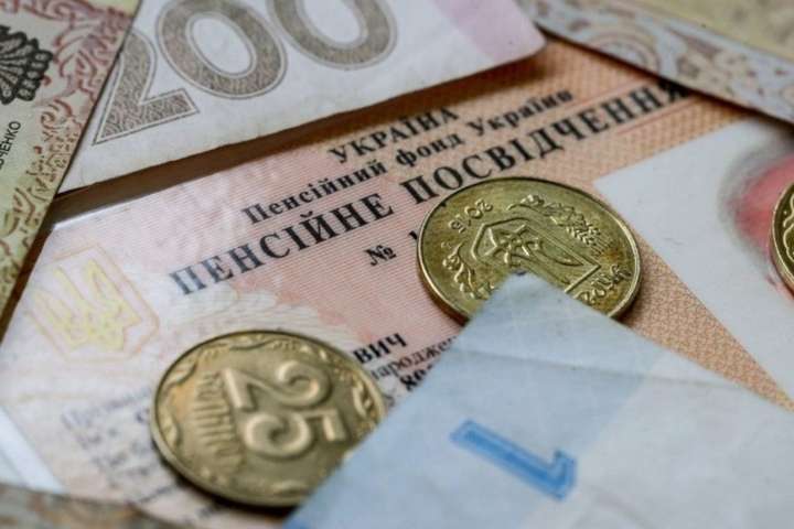 Українцям з 4 травня виплачують пенсії з урахуванням індексації: скільки отримають