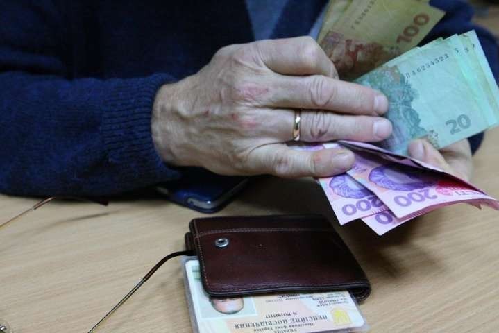 Українців змусять із зарплат додатково виділяти гроші на пенсію: про що йдеться