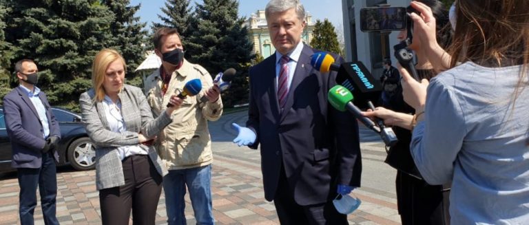 Порошенко: фракція Зеленського не дає підписів для ухвалення законів про страхування лікарів та масове тестування