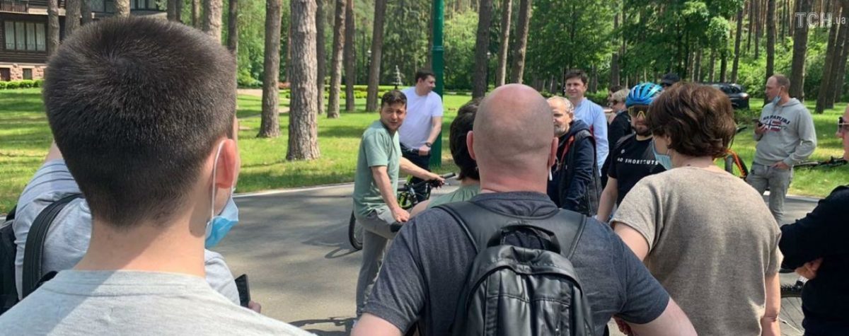 Зеленський покатався з журналістами на велосипедах