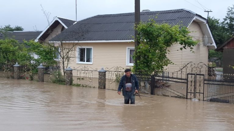 Негода в Україні: знеструмлено 120 населених пунктів
