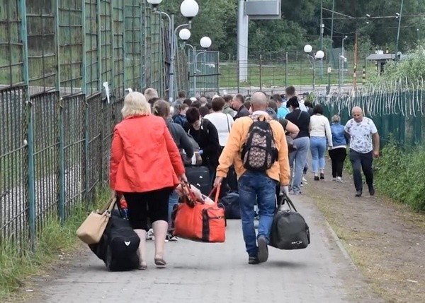 На кордоні з Польщею створилася величезна черга: люди стоять по 10 годин