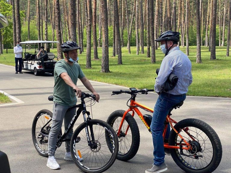 Зеленський покатався з журналістами на велосипедах. Фото