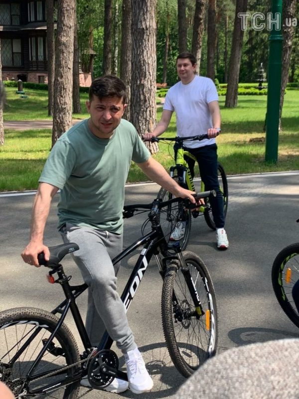 Зеленський покатався з журналістами на велосипедах
