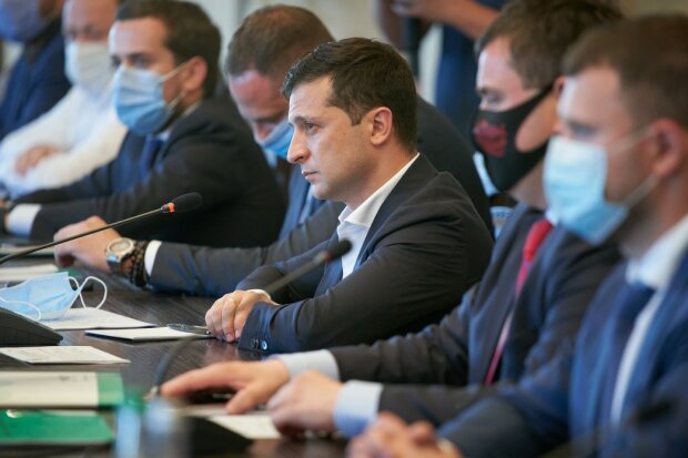 “Рекорди” китайського вірусу в Україні зібрали весь уряд в одному кабінеті — що вирішили робити Зеленський та “слуги”