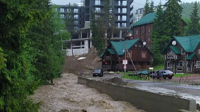 Паводок у Буковелі: курорт плаває, а дороги до нього зруйновані – відео