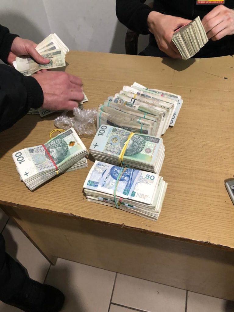 На кордоні з Польщею затримали агресивного “валютника”, який віз чималу суму контрабандних коштів (фото, відео)