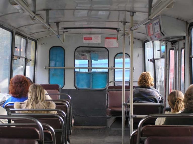 “Виходь, к*рво”: у Луцьку з тролейбуса вигнали дівчину, яка поступилася місцем жінці