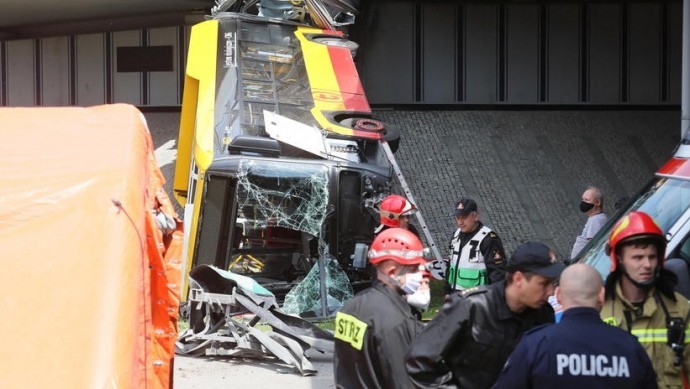 У Варшаві автобус впав з мосту і розламався, є загиблі та поранені: фото