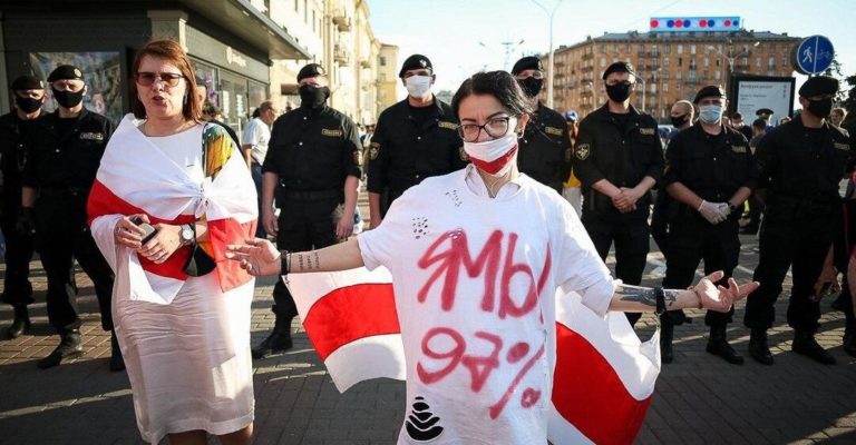У Білорусі розгорілися нові акції протесту: інтернет відімкнули, журналістів затримував ОМОН. Фото і відео
