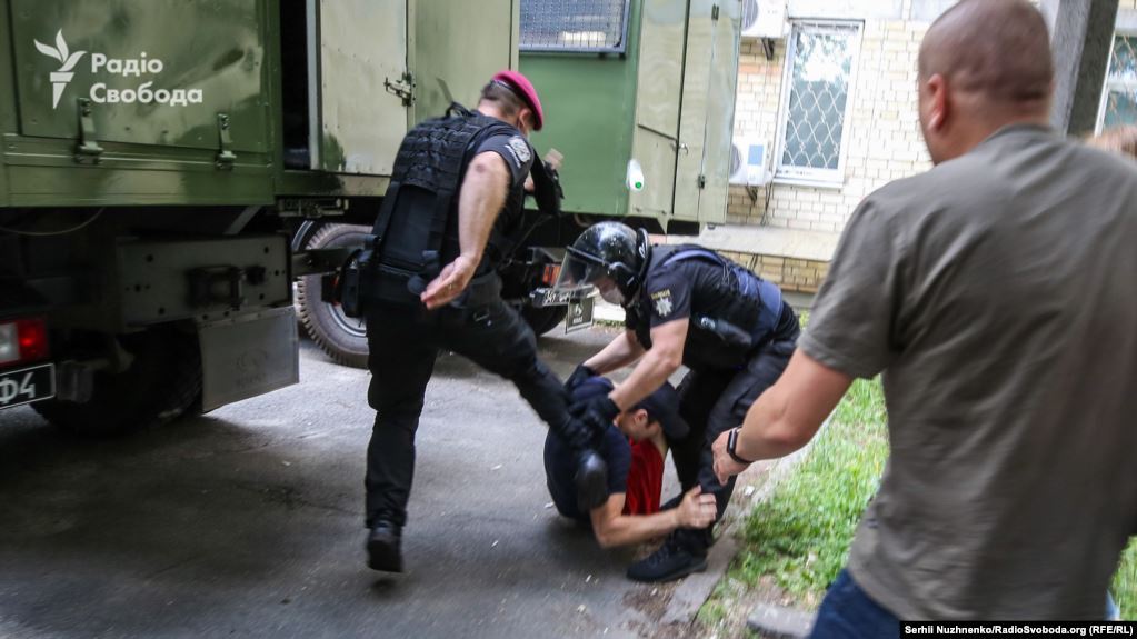 Поліцейські побили активіста під районним судом Києва