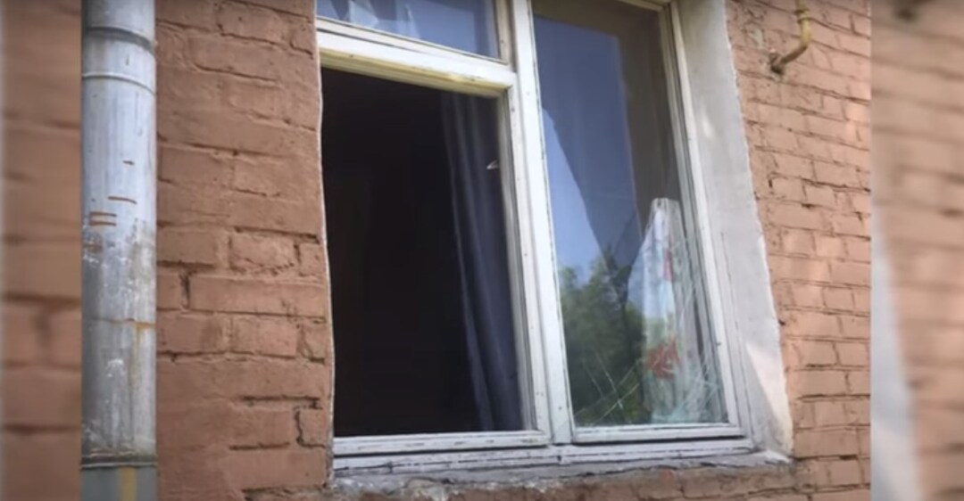 На Київщині чоловік викинув з вікна дитину: хлопчик в реанімації
