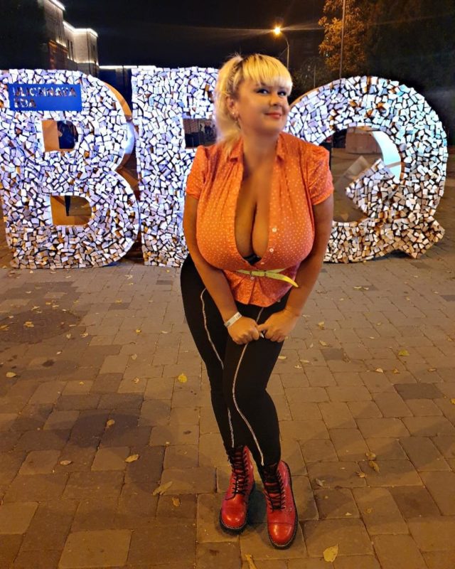 Українка з 13 розміром грудей проведе дебютний бій у ММА на очах у Макгрегора