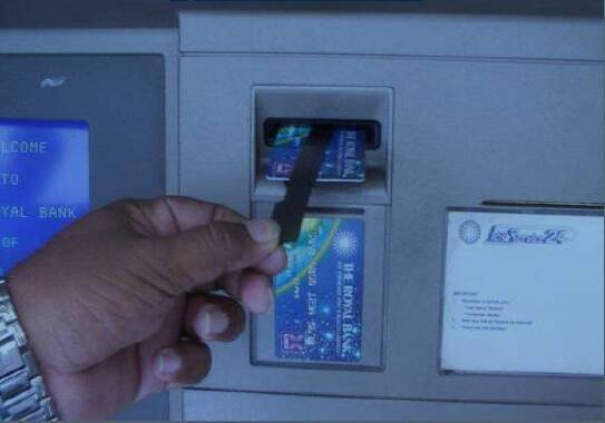 У банкомати вставляють спеціальний пристрій, який "захоплює" карту