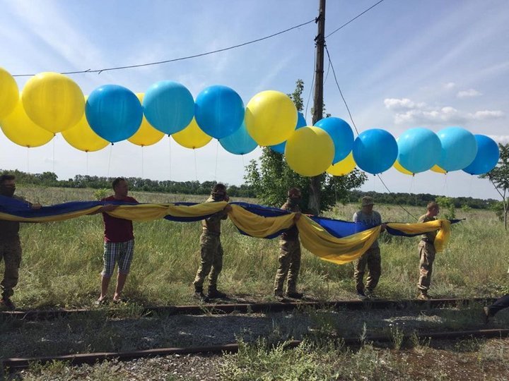 У небо над окупованими територіями запустили кількаметровий прапор України: вражаюче відео
