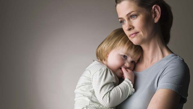 Допомога одиноким матерям: в Мінсоцполітики пояснили нові умови