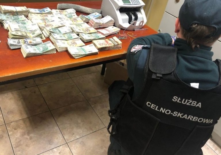 Українець намагався провезти до Польщі у багажнику величезну суму грошей