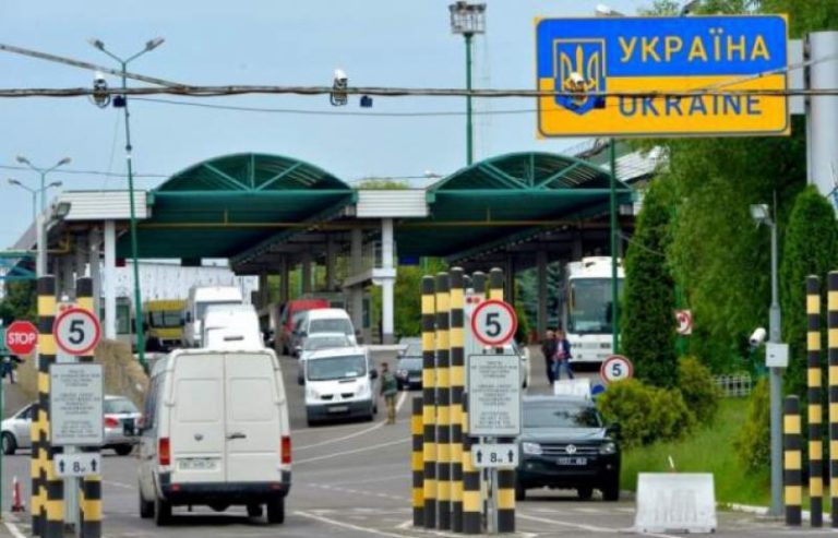Коли українці зможуть вільно їздити до ЄС: відповідь МЗС