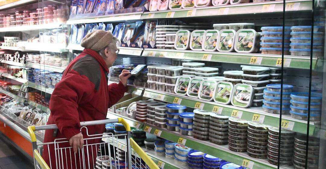 Комаровський запропонував обмежити пенсіонерів у відвідуванні магазинів