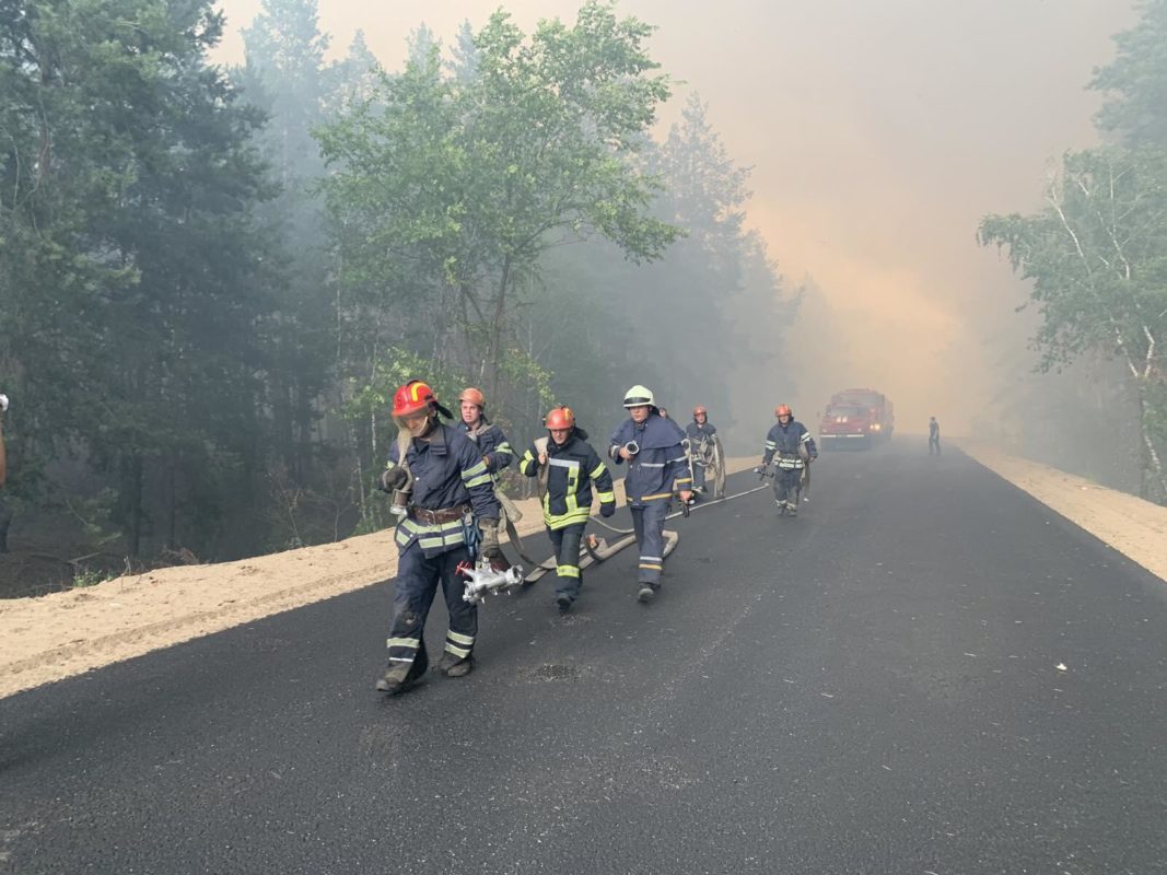 Вогонь палає на десятках гектарів лісів