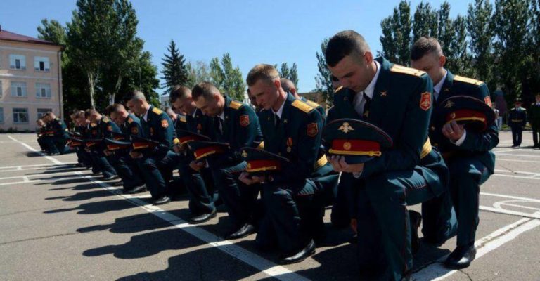 У Донецьку відбувся перший випуск “курсантів ДНР”: вони стали на коліна перед терористами