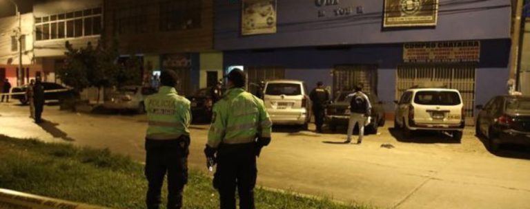 Розчавлені на сходах: у нічному клубі Перу після рейду за порушення карантину 13 людей загинуло