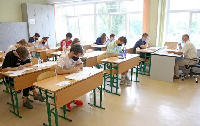В українських школах розпочнеться “коригуюче навчання”