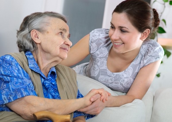 Допомога по догляду для пенсіонерів: як працює, та як отримати