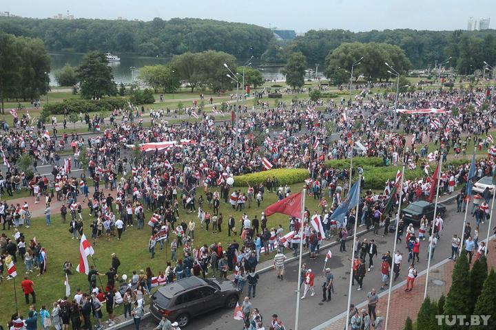 Люди зібралися біля резиденції президента