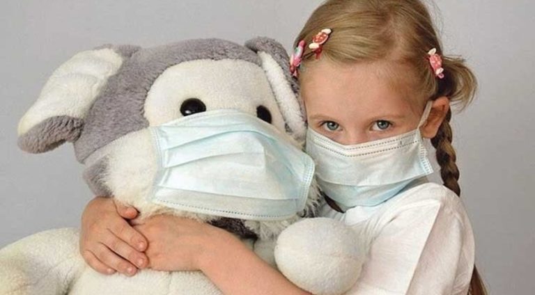 Діти передають COVID-19 так само легко, як застуду: експерт попередив про небезпеку