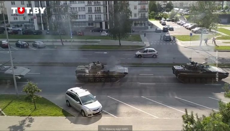 У Білорусі затримали понад 100 людей, до Мінська увійшла гусенична військова техніка (відео)