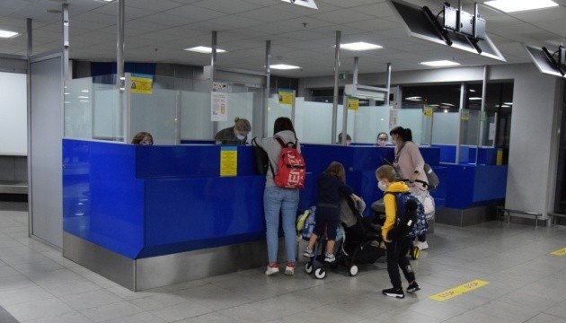 Кабмін знову змінив правила в’їзду в Україну з-за кордону