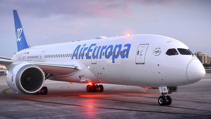 Погрожував пасажирам: через п’яного українця екстрено посадили літак в Іспанії
