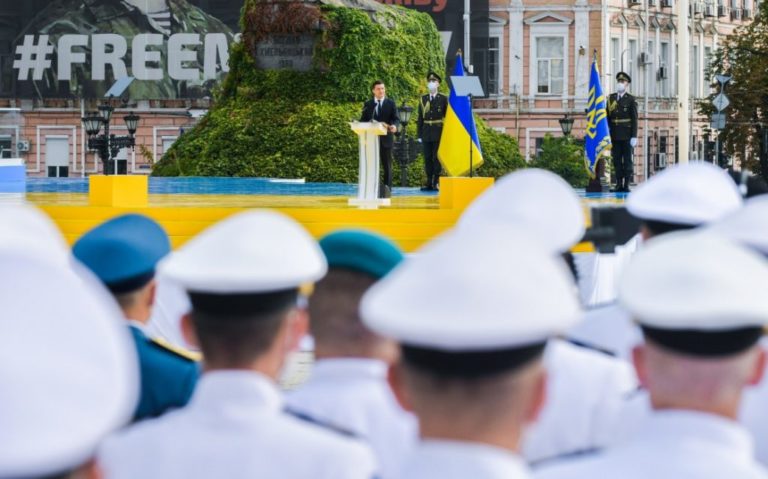 Зеленського вимагають покарати за наругу над державним прапором під час святкування Дня незалежності: документ