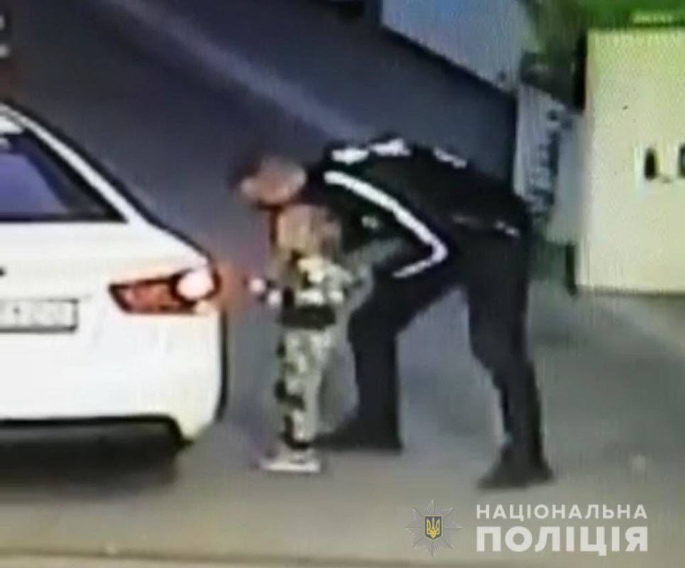 Поки мама платила за бензин, негідник викрав її дочку: деталі ПП у Борисполі