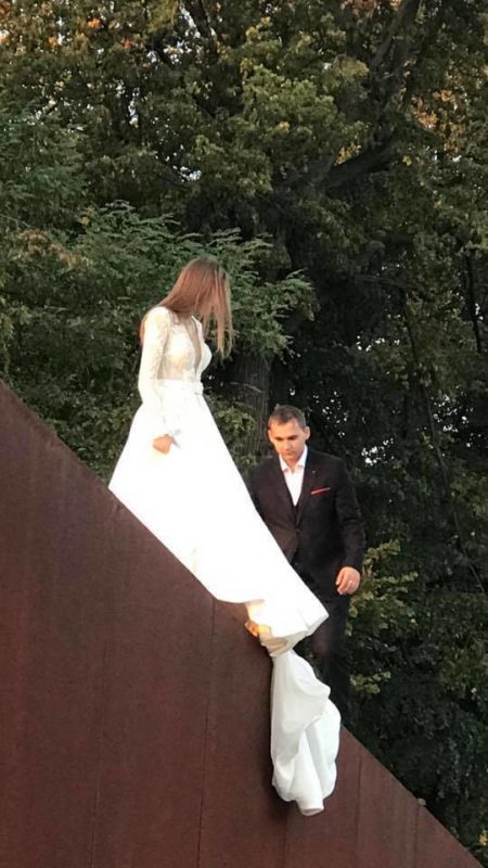 Мережу обурила весільна фотосесія у Львові