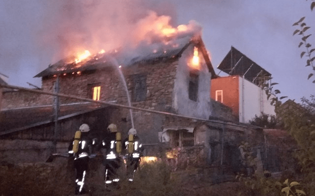 16-річна дівчина врятувала 6-тьох братів і сестер з палаючого у будинку (відео)
