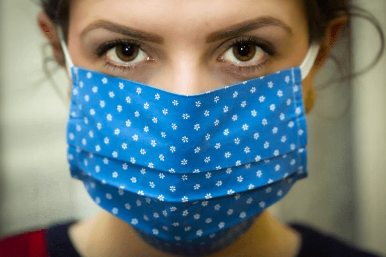 Лікар б’є на сполох через небезпеку масок для здоров’я